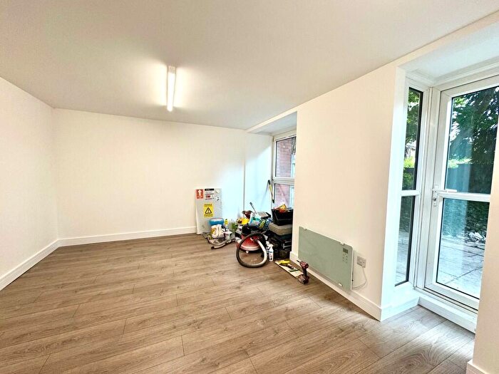 3 Bedroom Maisonette To Rent In Crayford Road, London, N7