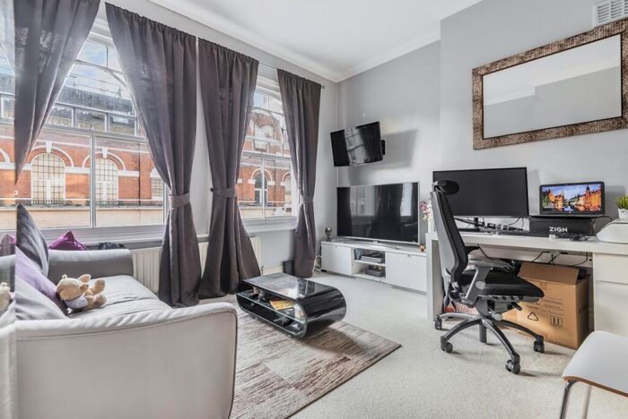 1 Bedroom Property To Rent In Lavender Gardens, Battersea, London, SW11