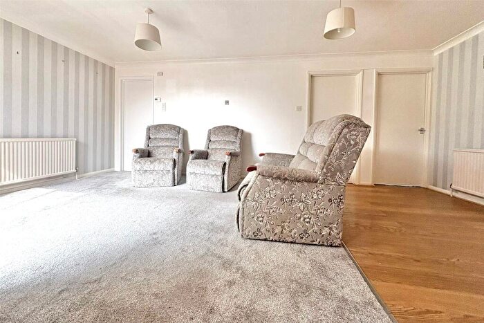 2 Bedroom Flat For Sale In Cherry Tree Close, Farnham, Surrey, GU9