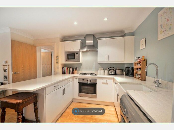 2 Bedroom Flat To Rent In Cranbourne Court, Walton-On-Thames, KT12