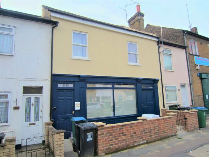 2 Bedroom Flat To Rent In Queens Road, Watford, WD17