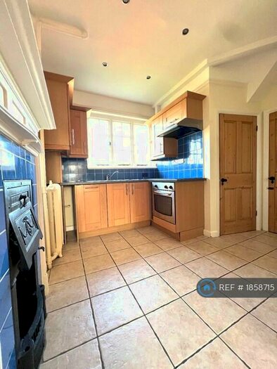 2 Bedroom Flat To Rent In Temple Fortune Court, London, NW11