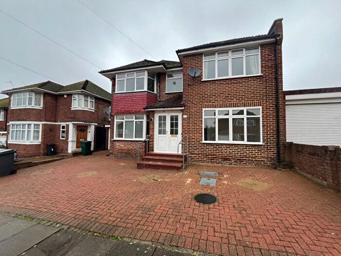 4 Bedroom Detached House To Rent In Blackwell Gardens, Edgware, HA8