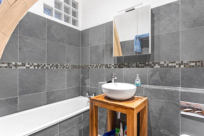 1 Bedroom Flat For Sale In Egham Hill, Egham, Surrey, TW20