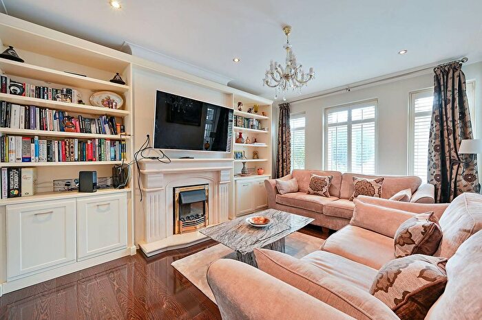 6 Bedroom Semi-detached House For Sale In Wyresdale Crescent, Ealing, Greenford, UB6