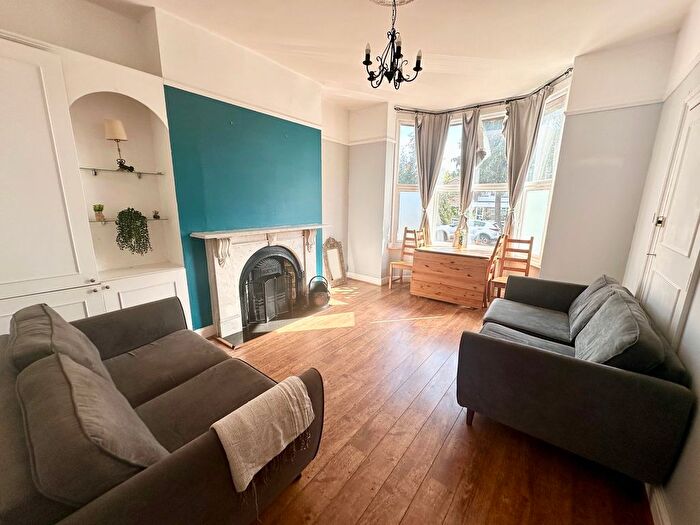 2 Bedroom Flat To Rent In Leacroft, Staines-Upon-Thames, TW18