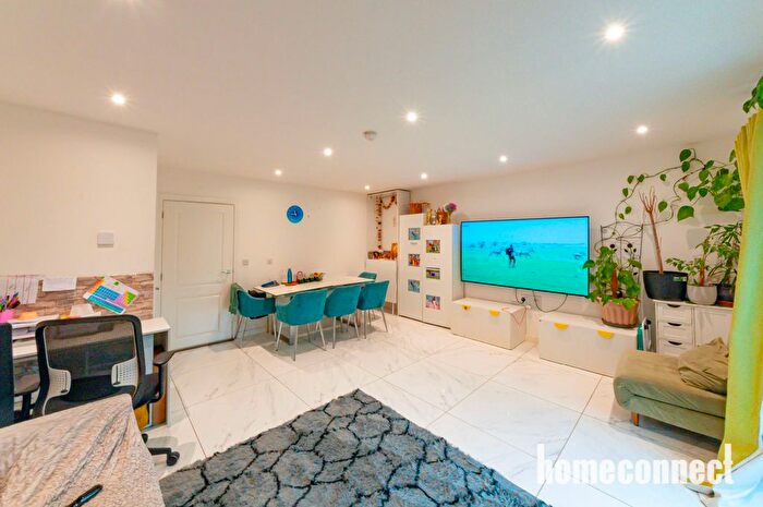 3 Bedroom Detached House For Sale In Gauntlet Drive, Hornchurch, RM12