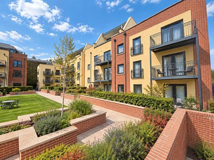 2 Bedroom Apartment To Rent In Nightingale Walk, Farnham, Surrey, GU9