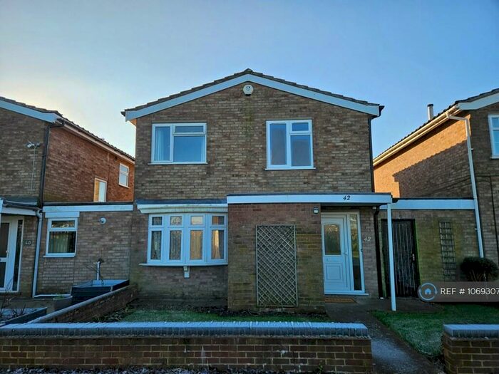 4 Bedroom Detached House To Rent In Sudeley Walk, Bedford, MK41