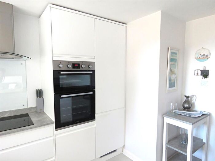 2 Bedroom Flat To Rent In Beacon Drive, Highcliffe, Christchurch, BH23