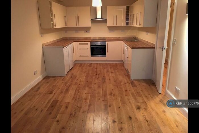 3 Bedroom Flat To Rent In , London, SE19