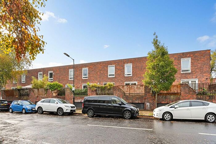 2 Bedroom Maisonette For Sale In Portgate Close, Maida Hill, London, W9