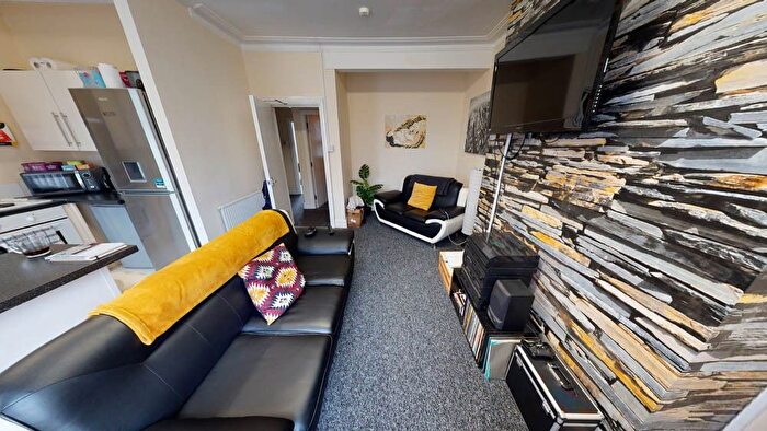 4 Bedroom Semi Detached House To Rent In Headingley Mount, Leeds, LS6