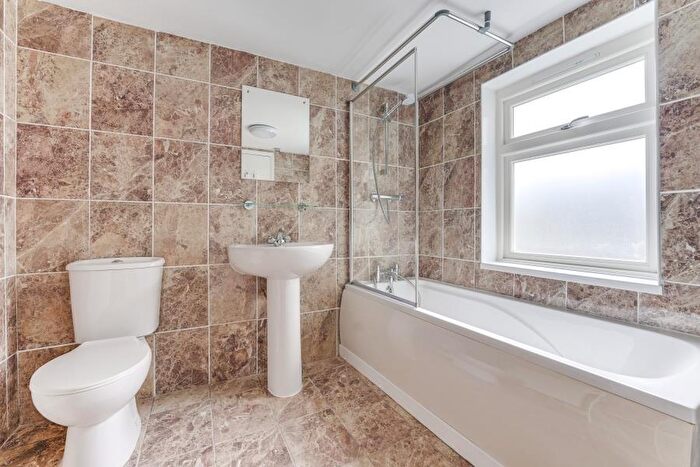 2 Bedroom Flat To Rent In Cephas Street, Stepney Green, E1