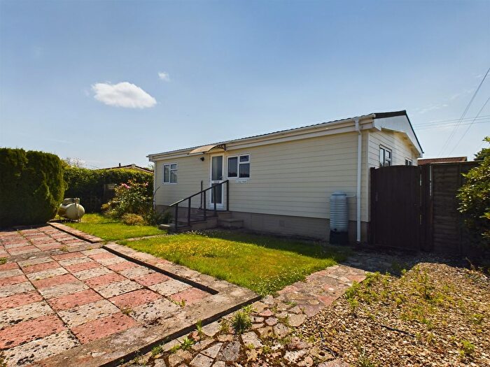 2 Bedroom Mobile/park Home For Sale In Lilac Walk, Thatcham, RG19