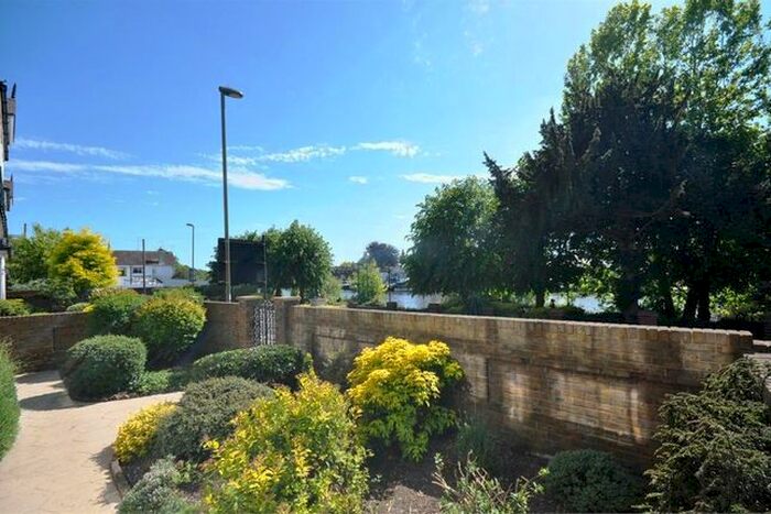 1 Bedroom Flat To Rent In Laleham Road, Staines-Upon-Thames, TW18