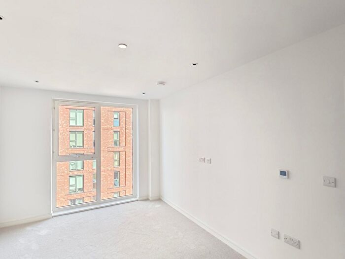 2 Bedroom Flat To Rent In Cedrus Avenue, Southall, UB1