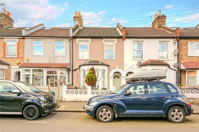 2 Bedroom Flat To Rent In Beresford Road, Walthamstow, London, E17
