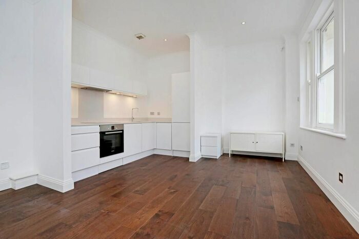 2 Bedroom Flat To Rent In Lambert House, Ludgate Square, Clerkenwell, London, EC4M