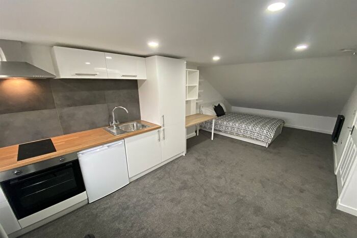 5 Bedroom Semi-Detached House To Rent In City Road, Beeston, NG9