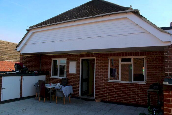 2 Bedroom Flat For Sale In The Broadway, Thatcham, RG19