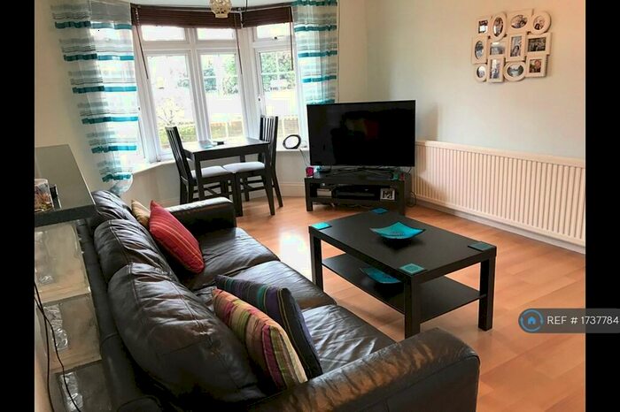 1 Bedroom Flat To Rent In Tomswood Hill, Hainault, IG6