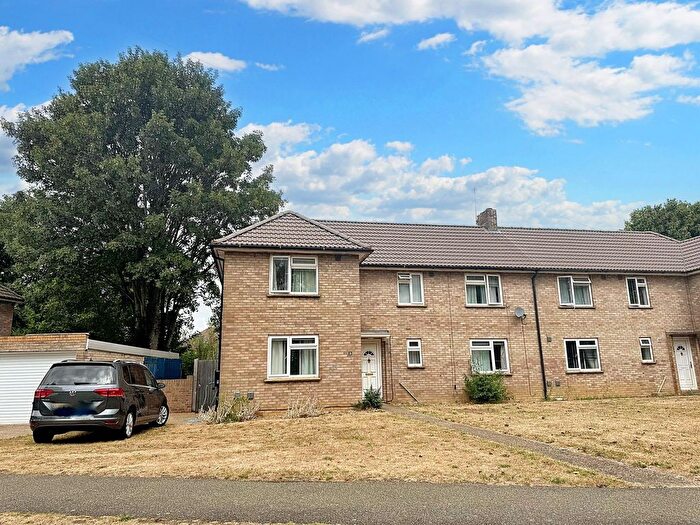 4 Bedroom Semi-Detached House To Rent In Sparrow Close, Brampton, PE28