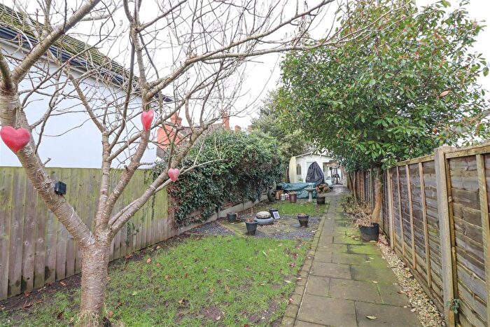3 Bedroom End Of Terrace House For Sale In Cross Street, Farnborough, GU14