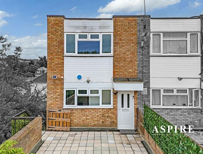 2 Bedroom Flat For Sale In High Road, Benfleet, SS7