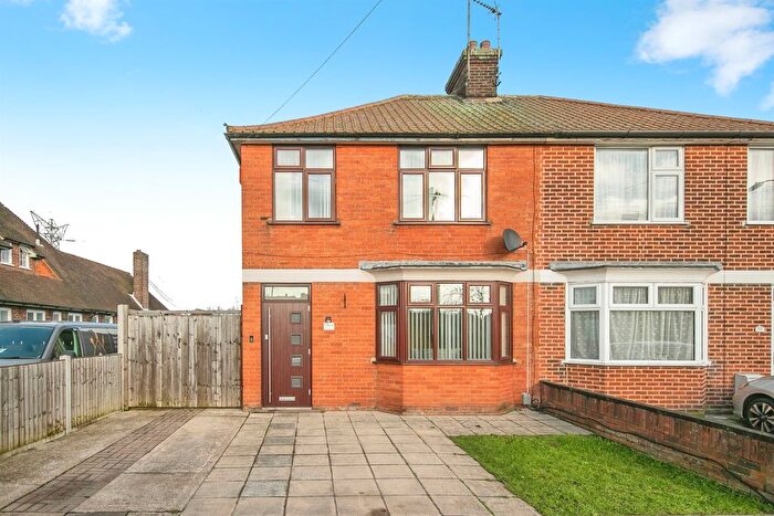 3 Bedroom Semi-Detached House For Sale In Hadleigh Road, Ipswich, IP2