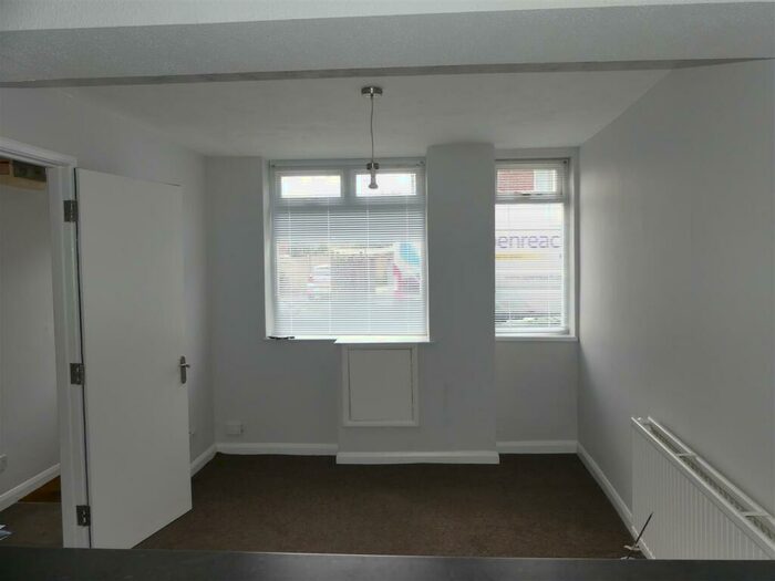 5 Bedroom Detached House To Rent In Holt Road, The Polygon, SO15