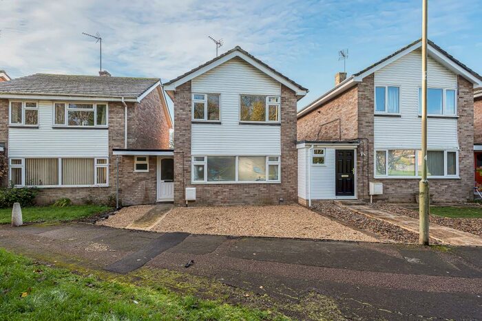 3 Bedroom Semi-Detached House To Rent In Farmers Close, Witney, OX28