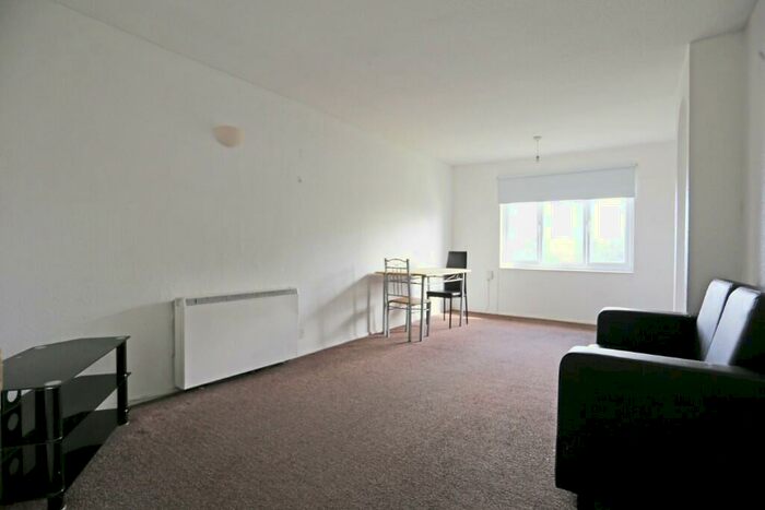 2 Bedroom Flat To Rent In Maltby Drive, Enfield, Middlesex, EN1