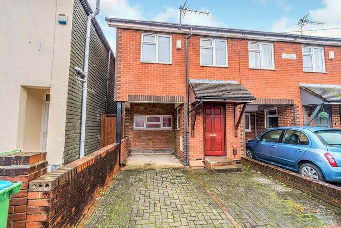 5 Bedroom Semi-Detached House To Rent In Spear Road, Southampton, Hampshire, SO14