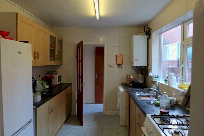 5 Bedroom Terraced House To Rent In Kimbolton Avenue, Nottingham, NG7