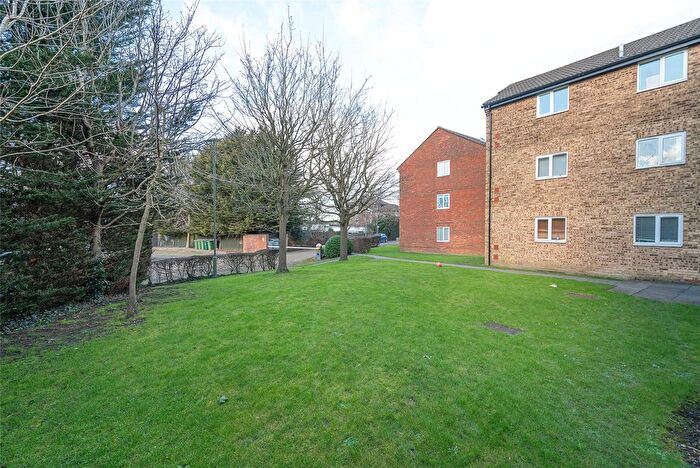 1 Bedroom Flat For Sale In Oakridge Drive, London, N2