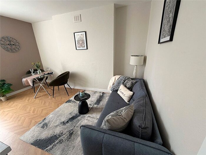 2 Bedroom Flat To Rent In Rockley Road, London, W14