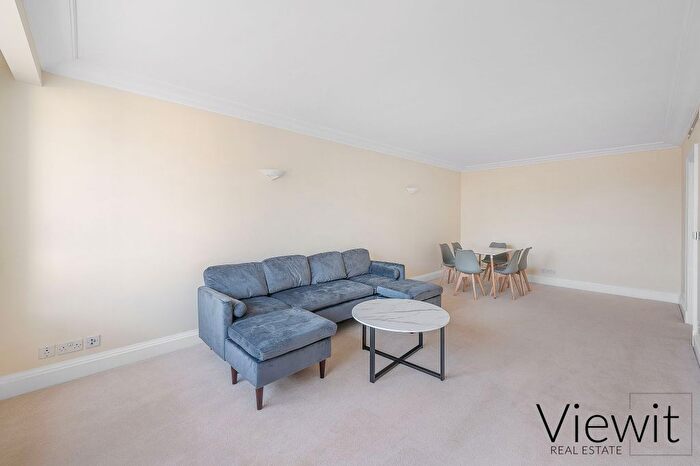 1 Bedroom Flat To Rent In Peninsula Heights, Vauxhall, London, SE1