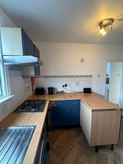 5 Bedroom Flat To Rent In Burdett Road, Mile End, E3