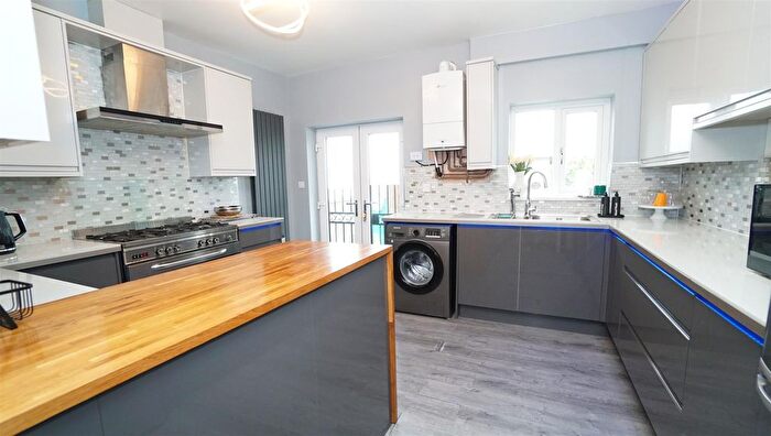 5 Bedroom Semi-Detached House For Sale In Fourth Avenue, Killinghall, Bradford, BD3