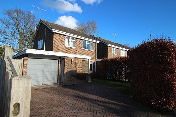 3 Bedroom Link Detached House To Rent In Bolters Road, Horley, RH6