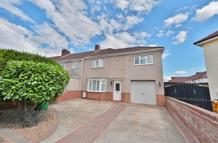 3 Bedroom End Of Terrace House For Sale In Belfast Avenue, Slough, SL1
