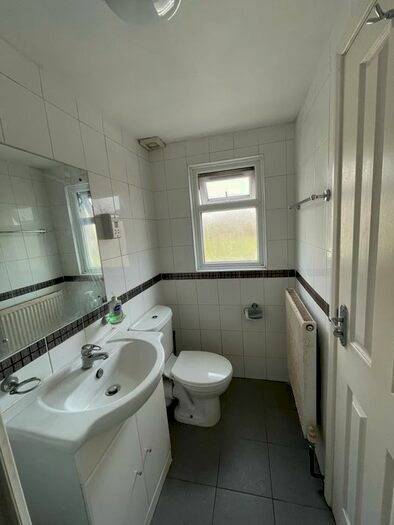 Studio To Rent In Kingsbridge Crescent, Southall, UB1