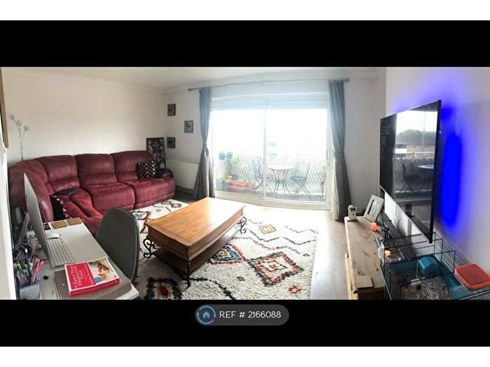2 Bedroom Flat To Rent In Oak Ridge, Dorking, RH4