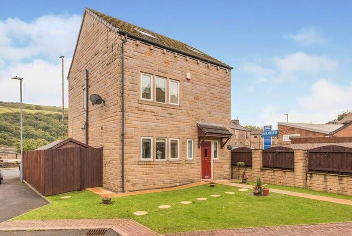 4 Bedroom Detached House To Rent In Bryndlee Court, Holmfirth, HD9
