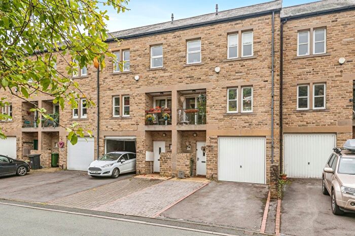 4 Bedroom Property For Sale In Lower Mill Lane, Holmfirth, HD9