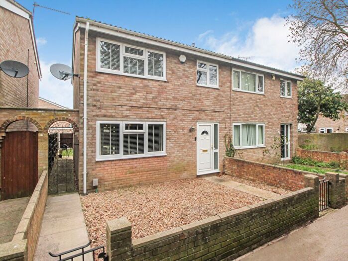 3 Bedroom Semi Detached House For Sale In Westdale Walk, Kempston, MK42