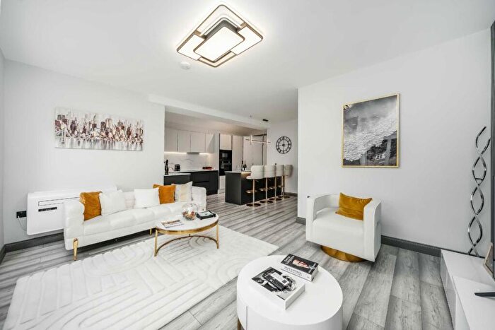 3 Bedroom Flat To Rent In Colney Hatch Lane, London, N10