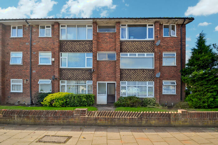 3 Bedroom Flat To Rent In Rainham Road South, RM10