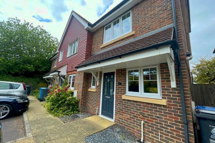 2 Bedroom Property To Rent In Willow Close, Maidenhead, SL6